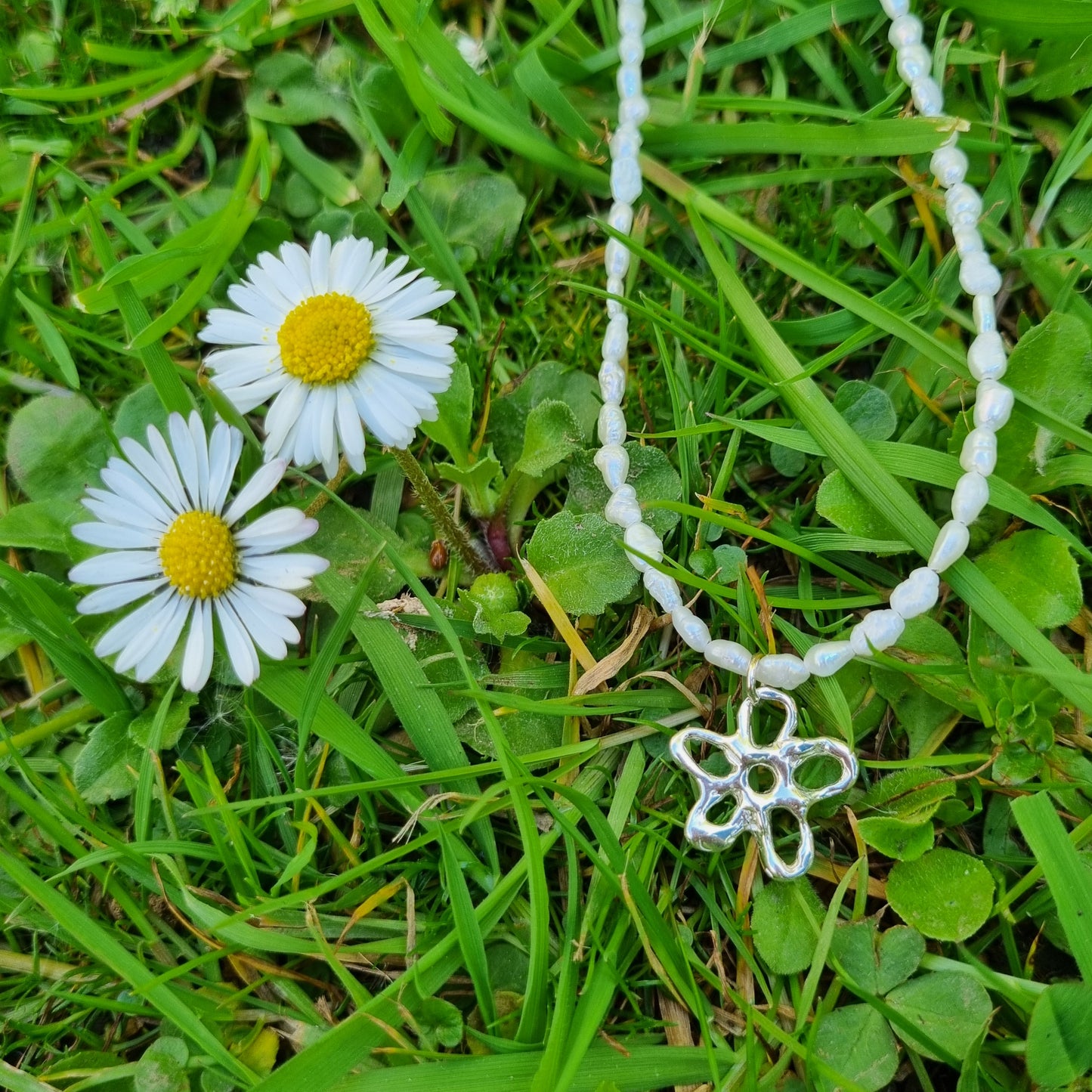 Molten Flower Pearl Bead Necklace