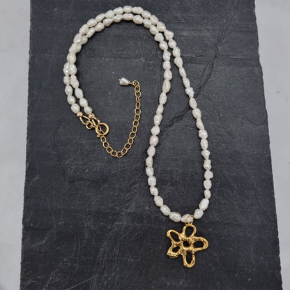 Molten Flower Pearl Bead Necklace
